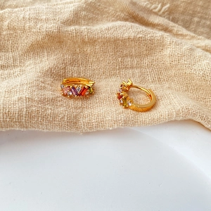 Λεπτομέρεια macro από επίχρυσα σκουλαρίκια 18K με πολύχρωμες πέτρες ζιργκόν του ουράνιου τόξου