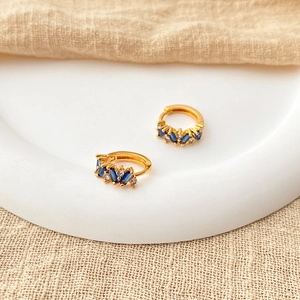 Επιχρυσωμένα σκουλαρίκια 18K με μπλε πέτρες μπαγκέτα και λευκά στρογγυλά ζιργκόν