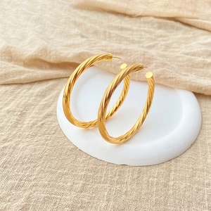 Klassische 18K vergoldete gedrehte Creolen mit elegantem Spiralmuster für Damen