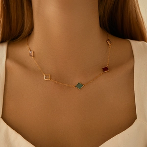 Collier en or minimaliste avec cinq breloques géométriques en acrylique coloré