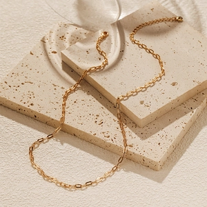 Collar de cadena de clip minimalista bañado en oro de 18K sobre soporte de piedra