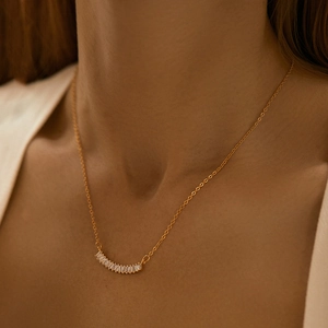 Collier minimaliste plaqué or 18K avec pendentif arqué orné de zircons cubiques brillants
