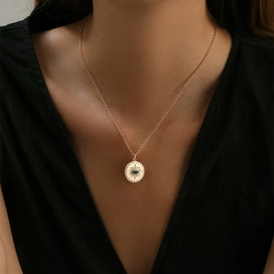 Collar de medallón de oro estilo francés con colgante de ojo turco y circón en modelo