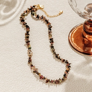 Detail van bohemien toermalijn ketting met gouden karabijnsluiting en verstelbare ketting