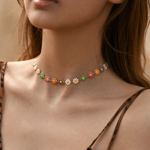 Collana girocollo con margherite colorate in smalto e catena dorata su modella
