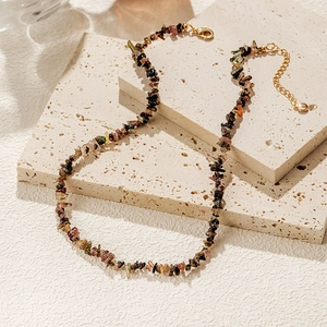 Detailopname van de bohemian natuursteen kralenketting met gouden karabijnsluiting