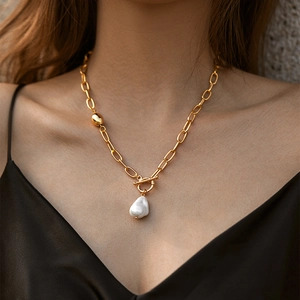 Vintage 18K Gold Messingkette mit barocker Perle und OT-Verschluss für elegante Damen