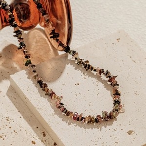 Detail van de boheemse toermalijn kralenketting met kleurrijke edelstenen