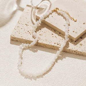 Detail van de bohemien natuursteen halsketting met gouden karabijnsluiting en ketting