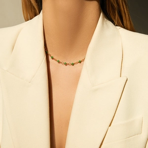 Collana a margherita bohémien dorata con perle verdi indossata per uno stile estivo