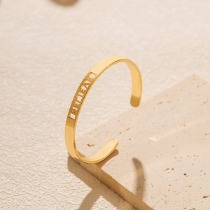 Eleganter goldener offener Armreif mit filigranem BELIEVE-Ausschnitt und glattem Finish