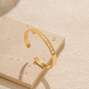 Eleganter goldener offener Armreif mit minimalistischem LUCKY-Hohlbuchstaben-Design