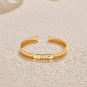 Poliertes goldenes Manschettenarmband mit minimalistischem LOVE-Ausschnitt-Design