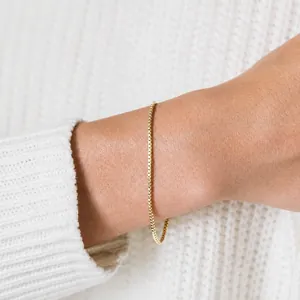 Minimalistische 18k vergulde roestvrijstalen box chain armband gedragen om de vrouwelijke pols