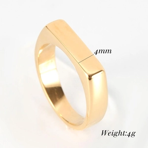 Détail de la bague chevalière carrée en acier doré de 4mm pesant 4g