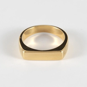 Détail macro d'une bague chevalière en acier inoxydable plaqué or 18k avec dessus rectangulaire