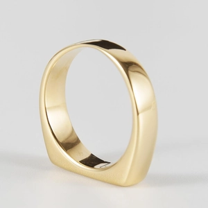 Détail d'une bague chevalière carrée plate en acier inoxydable plaqué or 18 carats