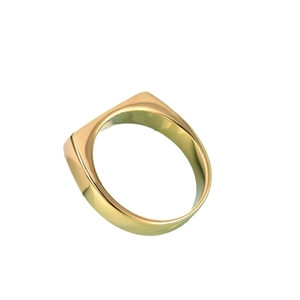 Bague chevalière carrée minimaliste en acier titane plaqué or 18k avec fini poli