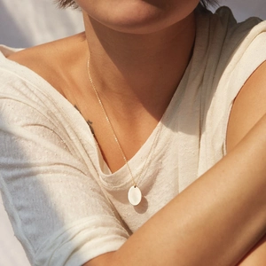 Minimalistische 14K vergoldete Edelstahlkette mit poliertem Ovalanhänger für Damen