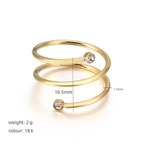 Dettaglio anello a spirale placcato oro 18K con zirconi e altezza di 10,5 mm