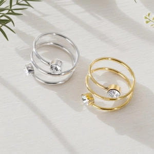Anello a spirale di lusso placcato oro 18K in acciaio inossidabile con pietre di zircone lucide