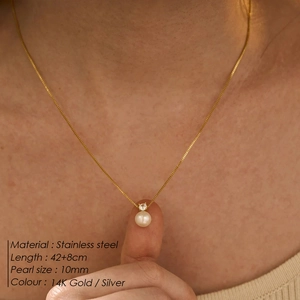 Elegante collana in acciaio inossidabile dorato con perla da 10mm e zircone