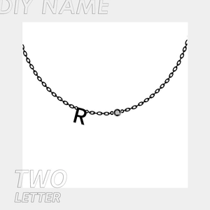 Collar minimalista de acero inoxidable negro con letra R y gema negra personalizada