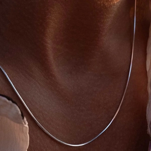 Collier chaîne serpent minimaliste en argent pour hommes et femmes au fini brillant