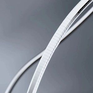 Bande LED COB flexible en forme de S avec structure segmentée blanche sur fond gris