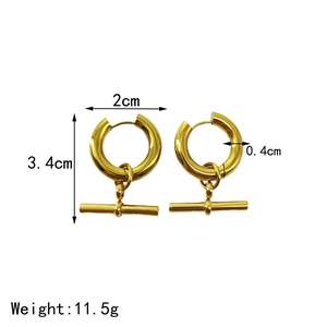 Boucles d'oreilles créoles dorées en acier inoxydable avec pendentif barre en T