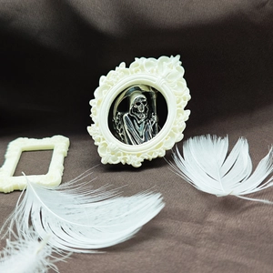 Ciondolo gotico con mietitore in argento vintage su cornice ovale barocca