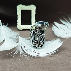 Anello gotico Tristo Mietitore in argento vintage con falce su piume bianche