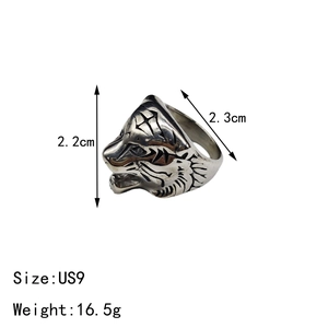 Macro shot of tiger head ring with detailed dimensions 2.2cm height and 2.3cm width