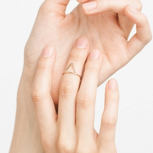 Anello minimalista a forma di V in acciaio inossidabile oro rosa con stile geometrico