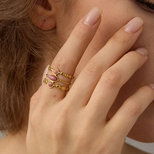 Juego de tres anillos apilables de acero inoxidable chapado en oro 18K y piedras rosas