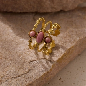 Anillo de tres capas de acero bañado en oro de 18K con tres piedras naturales rosas
