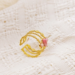 Vista macro de anillo de tres capas chapado en oro 18K con gemas rosas finas