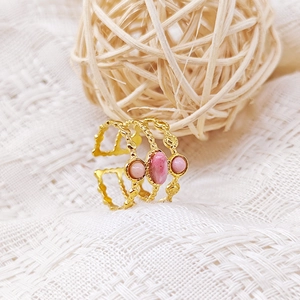 Detalle del anillo de tres capas chapado en oro de 18K con tres piedras rosas sobre encaje