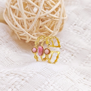 Detalle del anillo triple capa chapado en oro 18K con rubí rosa y cuentas estilo retro