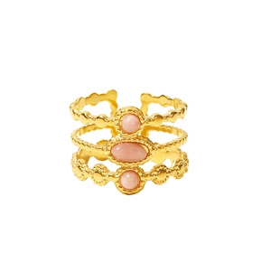 Detalle macro de anillo de triple capa chapado en oro 18K con rubíes rosas