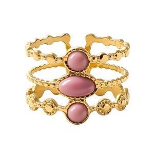 Anillo de tres capas de acero inoxidable dorado con tres piedras rosadas