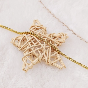 Détail du collier tennis doré serti de zircons cubiques couleur champagne brillants