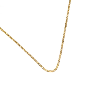 Gros plan du collier en chaîne dorée avec cristaux de zircon carrés de style tennis chic