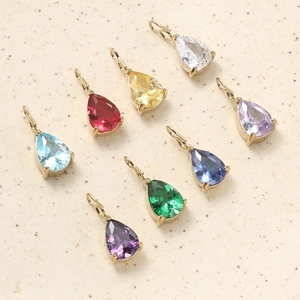 Dettaglio di pendenti a goccia in zircone 7x5mm colorati con montatura dorata
