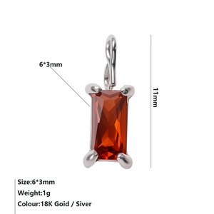 Dettaglio del ciondolo rettangolare rosso 6x3mm con placcatura in oro 18K e argento