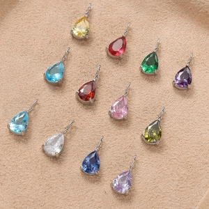 Dettaglio di 12 ciondoli in zircone multicolore a forma di goccia con montatura argento