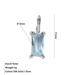 Dettaglio di un ciondolo geometrico azzurro 6x3mm in acciaio inossidabile oro 18K