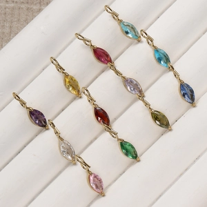 Dettaglio di 11 ciondoli in zircone multicolore taglio marquise con ganci dorati