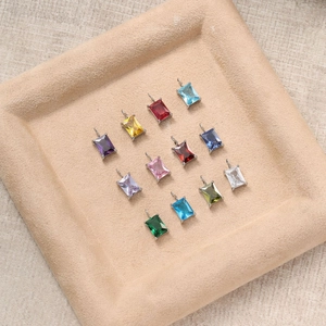 Macro di dodici ciondoli rettangolari colorati da 7x5mm con castone a griffe in argento