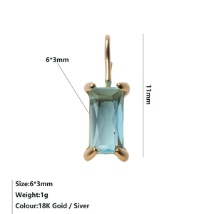Dettaglio ciondolo con gemma rettangolare azzurra 6x3mm placcato in oro 18 carati